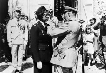 Joséphine Baker décorée de la Légion d’honneur et de la Croix de guerre © AFP 